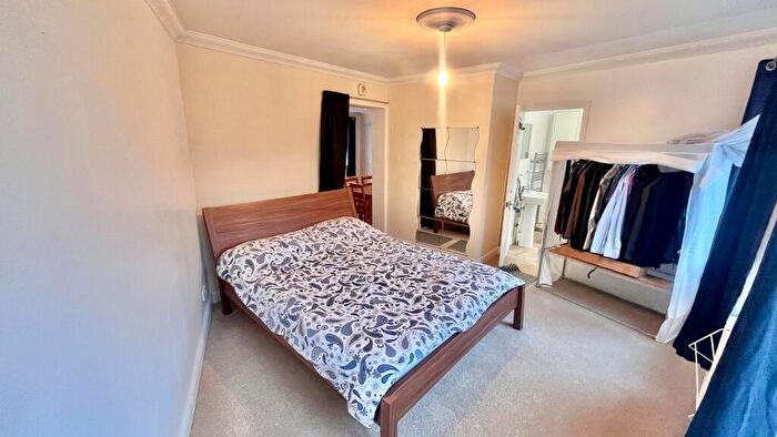 1 Bedroom Flat To Rent In - Kings Parade, Carshalton, SM5