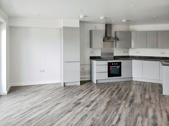 2 Bedroom Flat For Sale In Park Avenue, Bushey, WD23