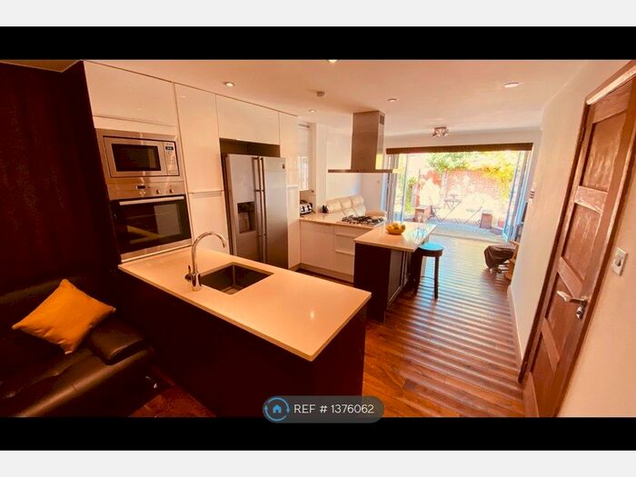 1 Bedroom Flat To Rent In Stanford Close, Hampton, TW12