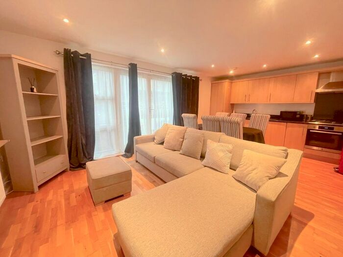 2 Bedroom Flat To Rent In High Street, Brentford, TW8