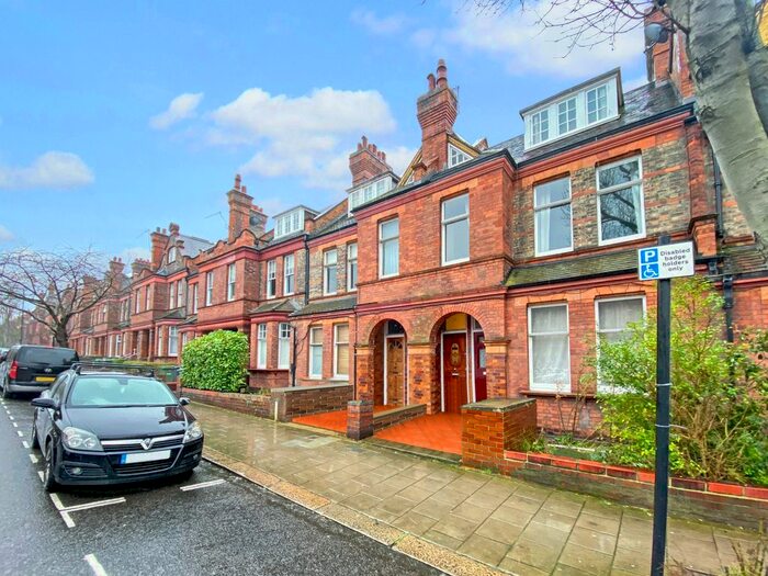 3 Bedroom Flat To Rent In Amesbury Avenue, London, SW2