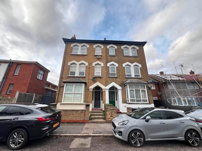 2 Bedroom Flat To Rent In Maybank Road, Woodford, E18