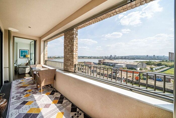 2 Bedroom Flat For Sale In Lock Side Way, Royal Wharf, E16