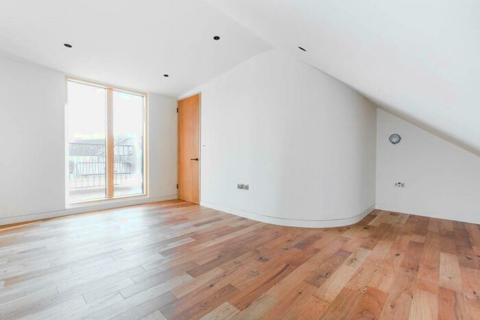 3 Bedroom Maisonette To Rent In Hoe Street, Walthamstow, London, E17