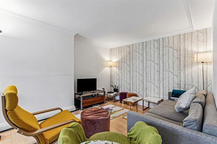 2 Bedroom Flat To Rent In Lily Close, St Pauls Court, London, W14