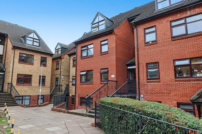 2 Bedroom Flat For Sale In Northumberland Court, Banbury, OX16