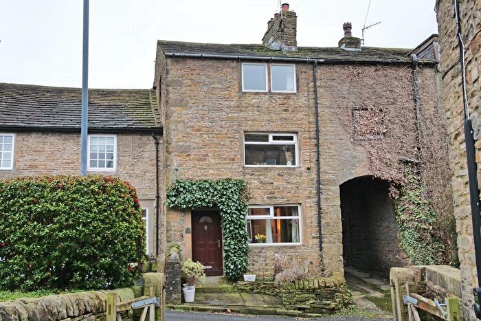 3 Bedroom Terraced House For Sale In Main Street, Bradley, BD20