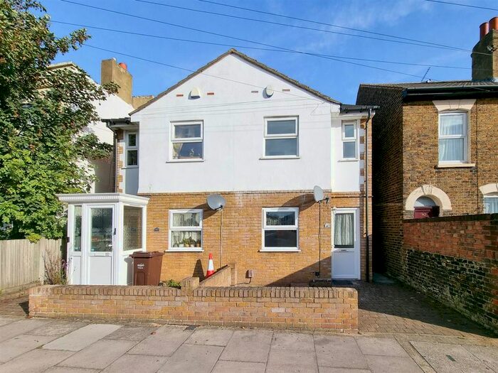 3 Bedroom Semi-Detached House To Rent In Saunders Street, Gillingham, ME7