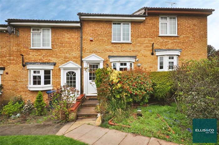 2 Bedroom Terraced House For Sale In Firs Avenue, Friern Barnet, N11