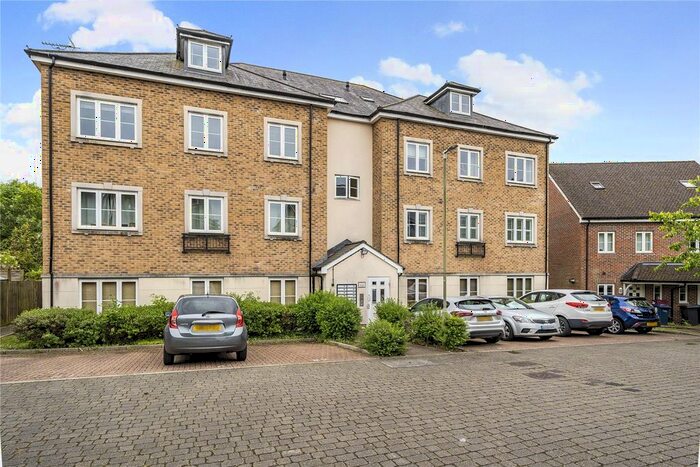 2 Bedroom Flat To Rent In Warren Close, Farnham, Surrey, GU9