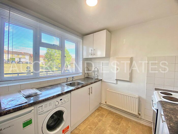 1 Bedroom Flat To Rent In Bowmans Close, Potters Bar, EN6