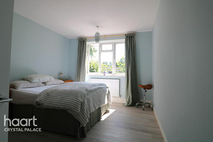 2 Bedroom Flat For Sale In Fox Hill, London, SE19