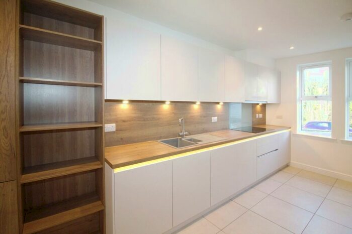 4 Bedroom Semi-Detached House To Rent In Carlisle Road, Pudsey, Leeds, LS28