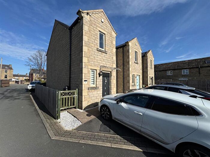 3 Bedroom Town House For Sale In Holly Tree Court, Dalton, Huddersfield, HD5