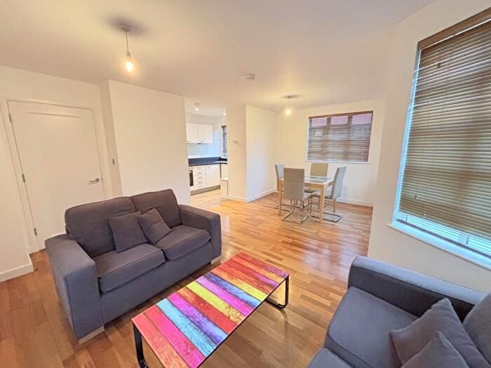 3 Bedroom Flat To Rent In Uxbridge Road, Ealing, W5