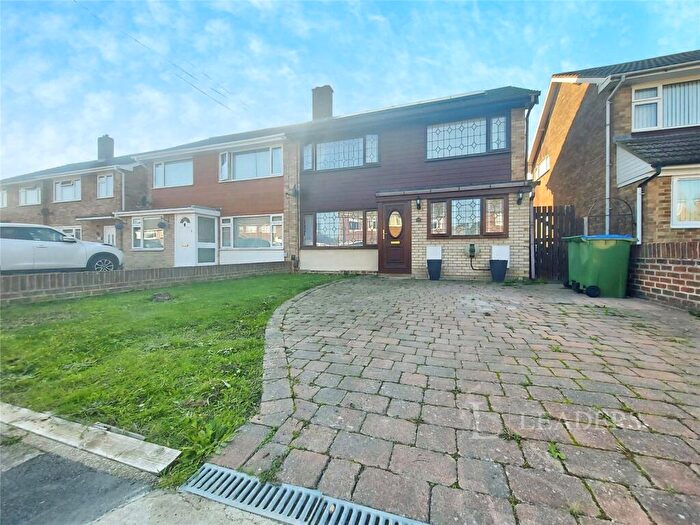 3 Bedroom Semi-Detached House For Sale In Middleton Close, Fareham, Hampshire, PO14