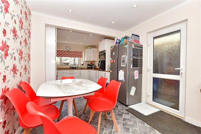 4 Bedroom Chalet For Sale In Roseleigh Road, Sittingbourne, Kent, ME10