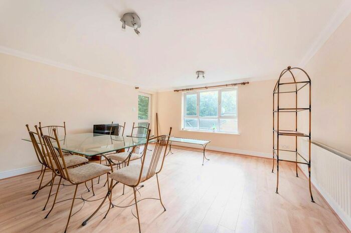 2 Bedroom Flat To Rent In Greenview Close, East Acton, London, W3