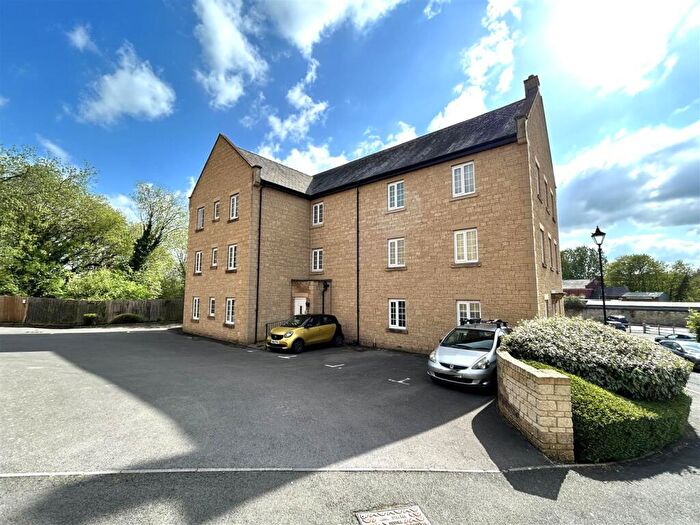 2 Bedroom Flat For Sale In Flowers Yard, Chippenham, SN15
