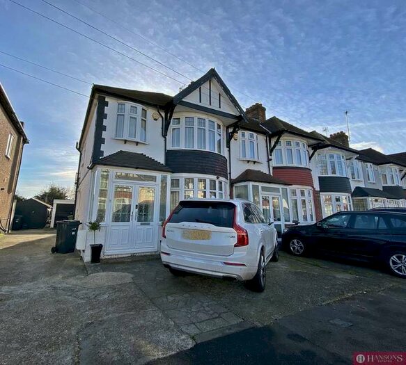 3 Bedroom House To Rent In Stradbroke Grove, Ilford, IG5