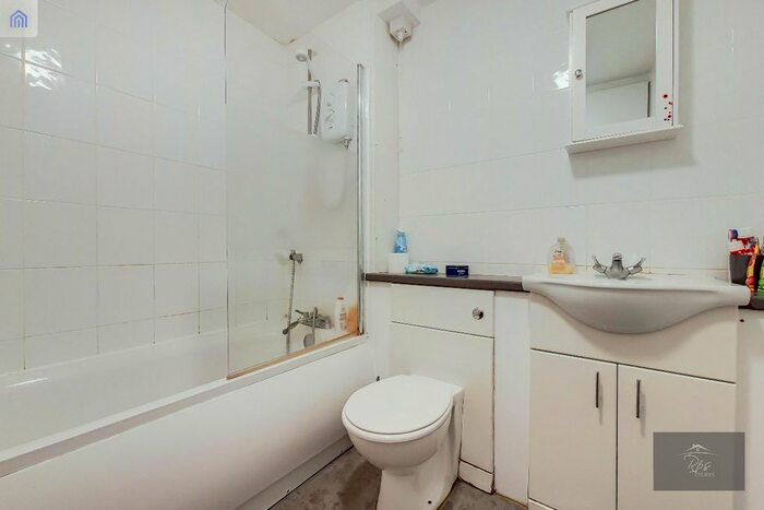 1 Bedroom Flat For Sale In Houstoun Court, Vicarage Farm Road, TW5