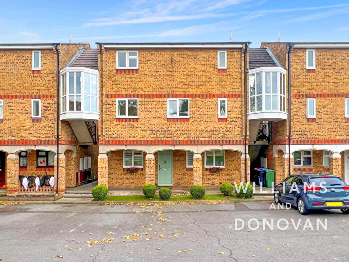 2 Bedroom Flat For Sale In Charleston Court, Basildon, SS13