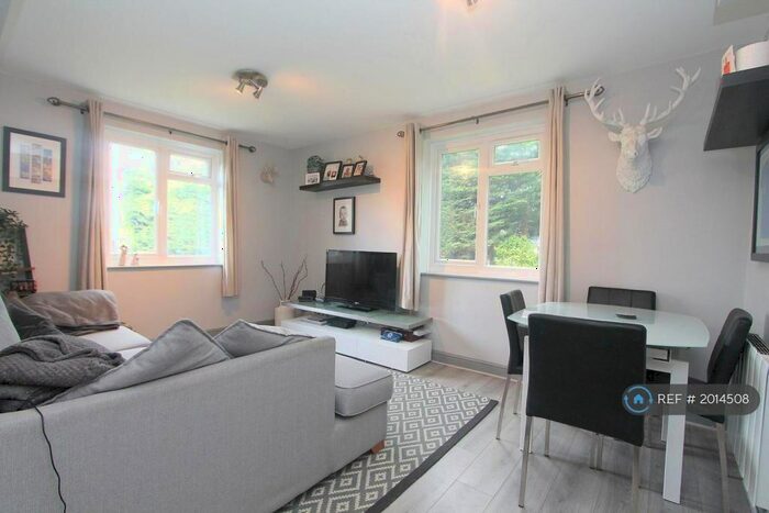 2 Bedroom Flat To Rent In Woodfield Court, Sutton, SM1