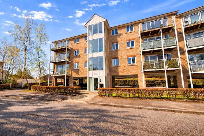 2 Bedroom Flat For Sale In Foxglove Way, Luton, LU3