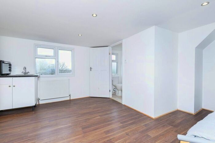 Studio To Rent In Fordwych Road, London, NW2