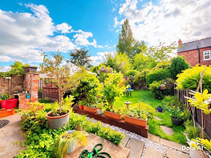 3 Bedroom Terraced House For Sale In Bramhall Lane, Stockport, SK2