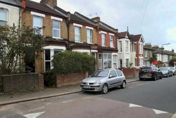3 Bedroom Detached House To Rent In Milton Road, Walthamstow, London, E17
