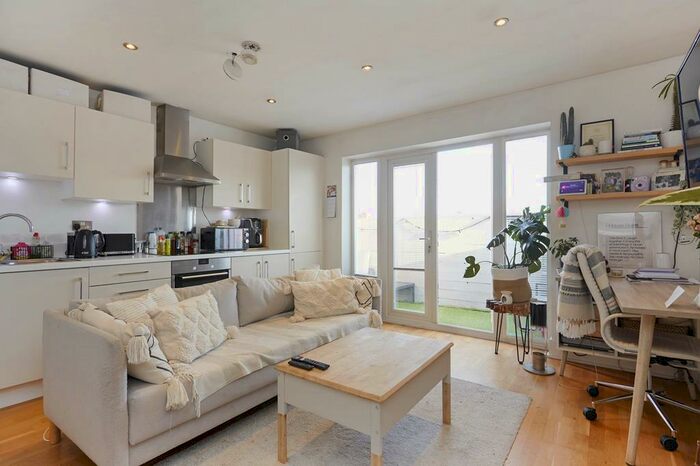 1 Bedroom Flat To Rent In Anyards Road, Cobham, KT11