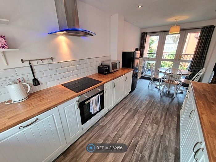 3 Bedroom Maisonette To Rent In Martlesham Walk, Manchester, M4