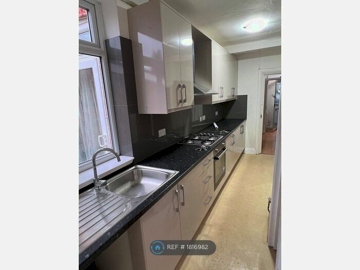 3 Bedroom Flat To Rent In Waxlow Crescent, Southall, UB1