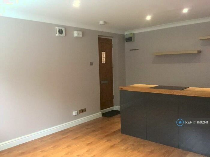 1 Bedroom Flat To Rent In Broadhurst, Farnborough, GU14