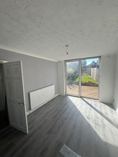 3 Bedroom Semi Detached House To Rent In St. Pauls Road, Luton, LU1