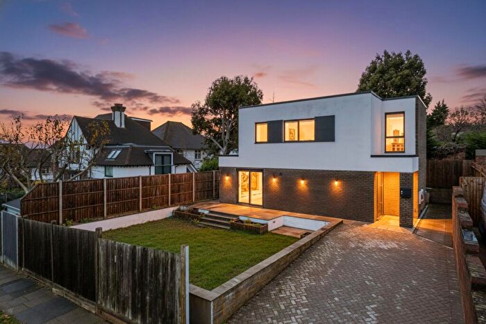 3 Bedroom Detached House For Sale In The Droveway, Hove, BN3