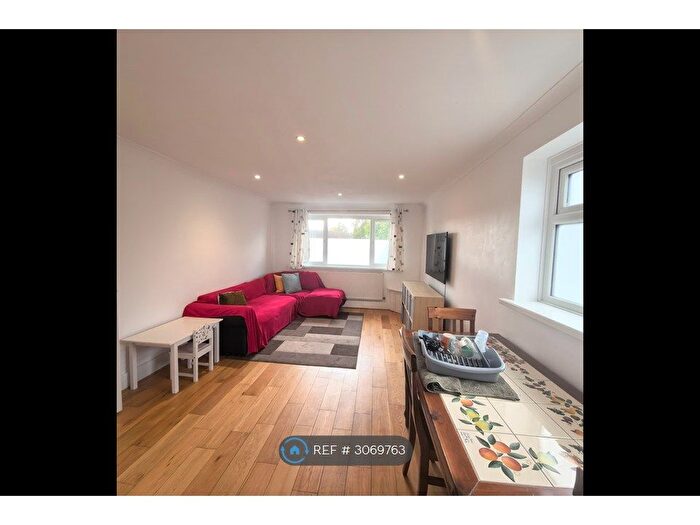 2 Bedroom Maisonette To Rent In South Lake Parade, Woodley, Reading, RG5