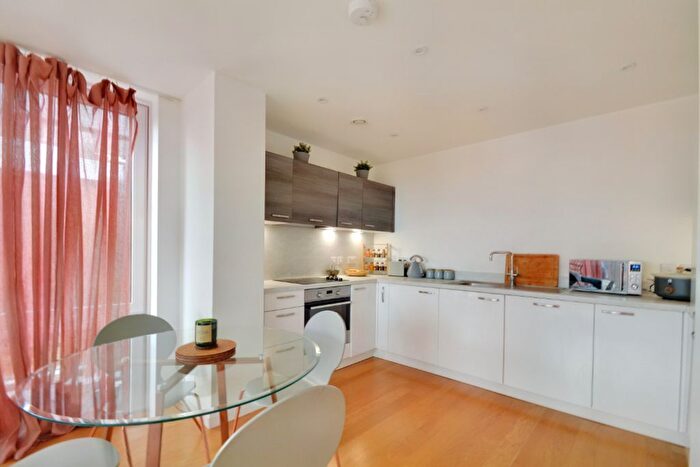 1 Bedroom Penthouse To Rent In High Road, London, N12
