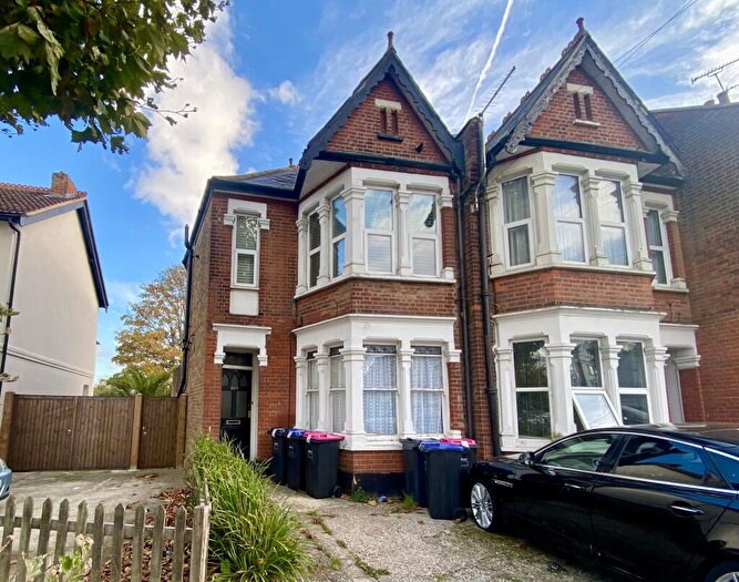 2 Bedroom Flat For Sale In Hamlet Court Road, Westcliff-on-sea, SS0