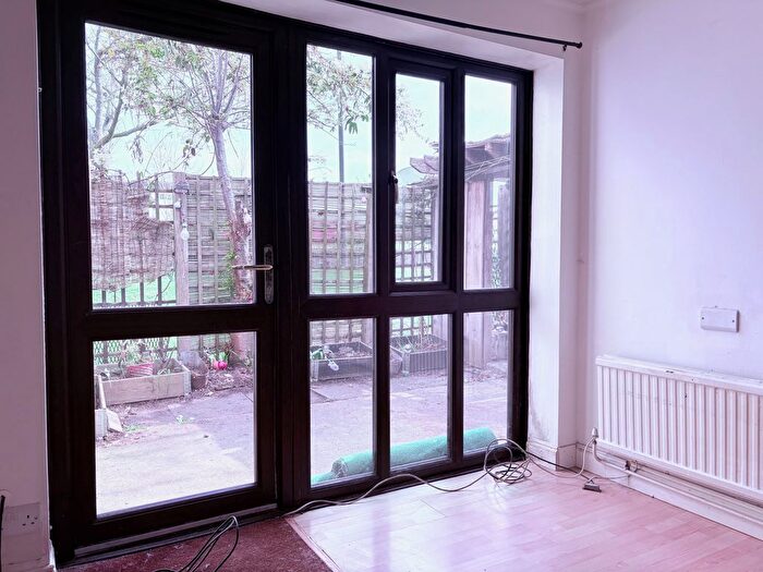 2 Bedroom Flat To Rent In Buttermere Close, Morden, SM4