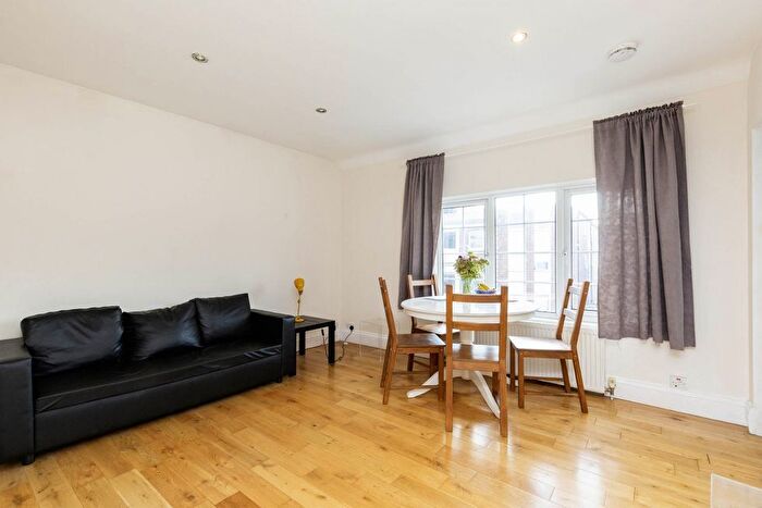 2 Bedroom Flat To Rent In High Street, High Barnet, Barnet, EN5