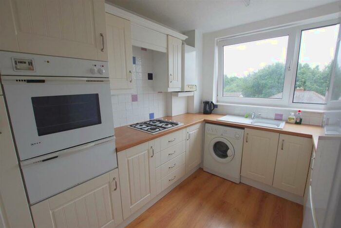 2 Bedroom Flat To Rent In Sunnybank Road, Greetland, Halifax, HX4