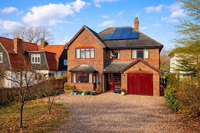 4 Bedroom Detached House For Sale In Sycamore Road, Farnborough, GU14