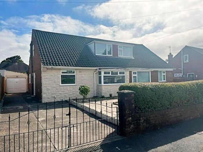 3 Bedroom Semi-Detached Bungalow For Sale In Domar Close, Southdene, L32
