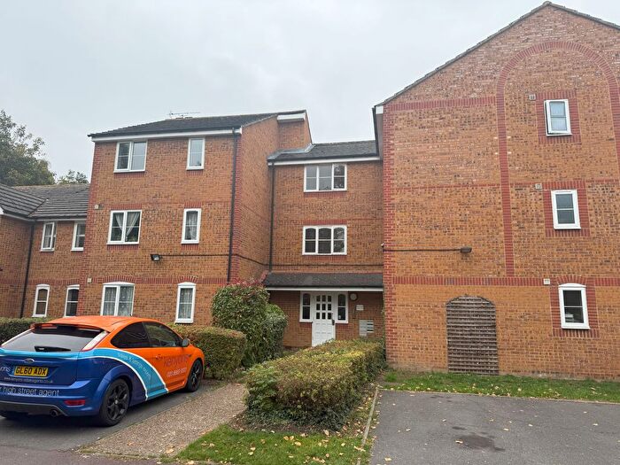 2 Bedroom Flat To Rent In Philips Close, Carshalton, SM5