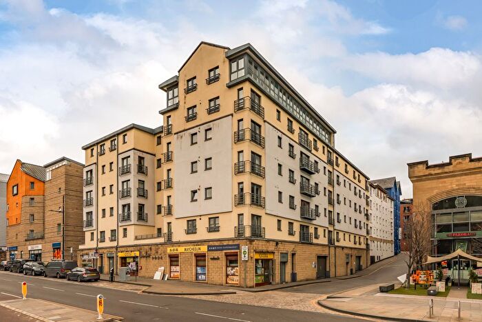 2 Bedroom Flat For Sale In / Gentle's Entry, Edinburgh, EH8
