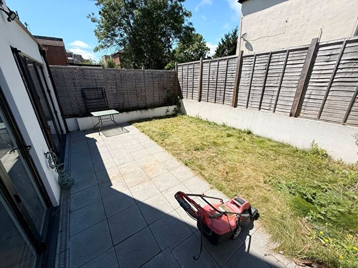 3 Bedroom Flat To Rent In Ballards Lane, Finchley, N3