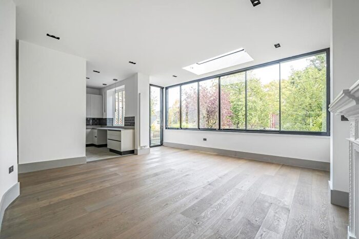 3 Bedroom Flat To Rent In Kings Road, Richmond, TW10