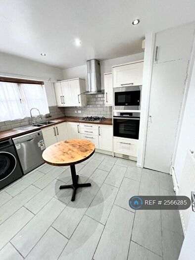 3 Bedroom Maisonette To Rent In Haslewood Court, Leeds, LS9